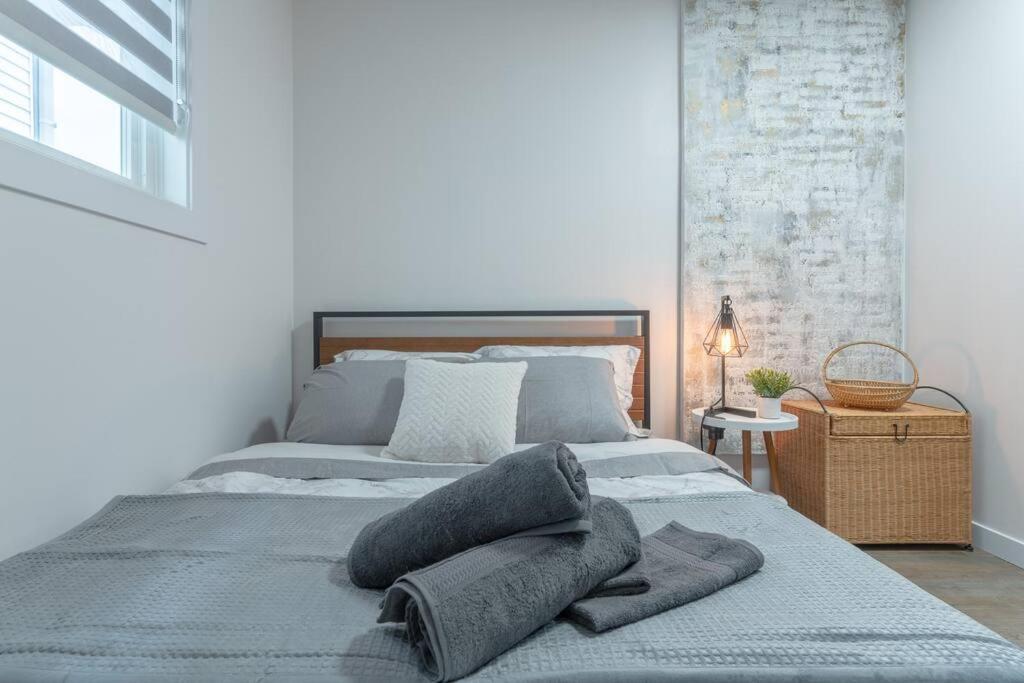 Chic Romantic3bed Patio Wifi Quiet Retreat Parking Holiday home Calgary