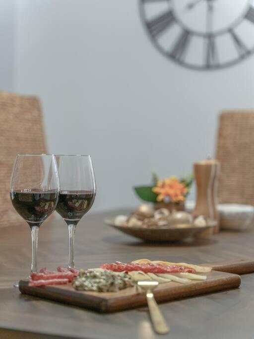 Holiday home Chic Romantic3bed Patio Wifi Quiet Retreat Parking Calgary
