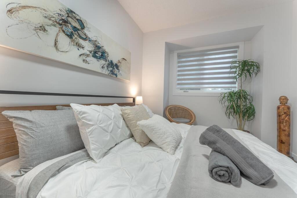 Chic Romantic3bed Patio Wifi Quiet Retreat Parking * Calgary