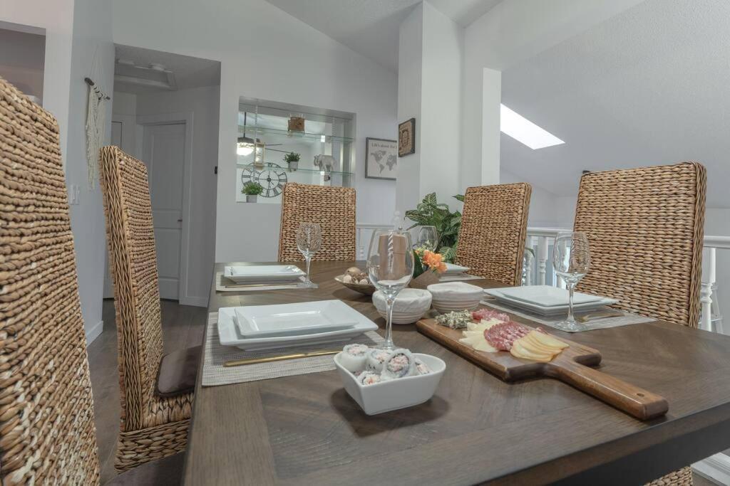 Holiday home Chic Romantic3bed Patio Wifi Quiet Retreat Parking Calgary