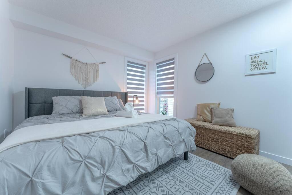 Chic Romantic3bed Patio Wifi Quiet Retreat Parking Calgary